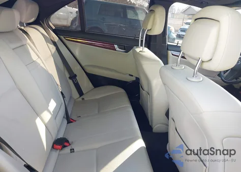 2011 Mercedes-Benz C 300 Sport 4Matic z USA, uszkodzony, nr VIN WDDGF8BB3BR155494